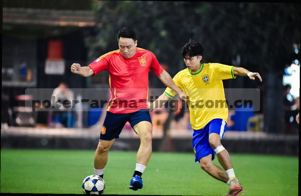 俯拍视角的桌面、便签与多台笔记本，无人物面部出现